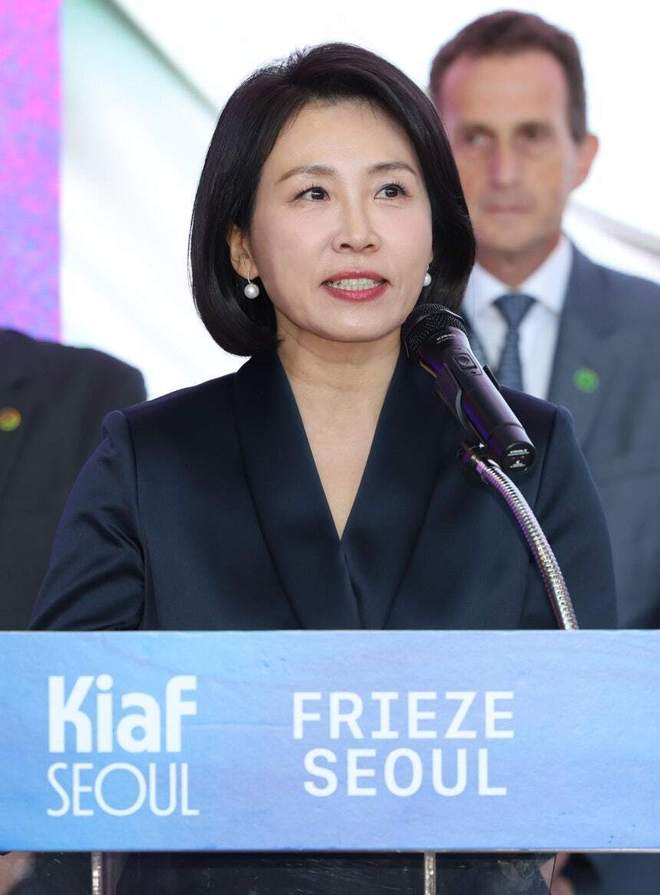 “都想看”韩国总统李在明夫人金惠景艺术展妙语引爆笑：最韩国的